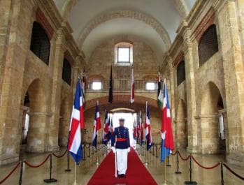 Kolonialzone: Historische Tour mit Besuch des Columbus-Leuchtturms und des Tres Ojos Parks — Guided tour and outdoor activity